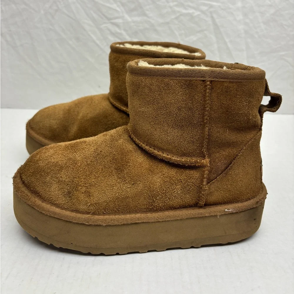Ugg platform tang boots little girl sz2